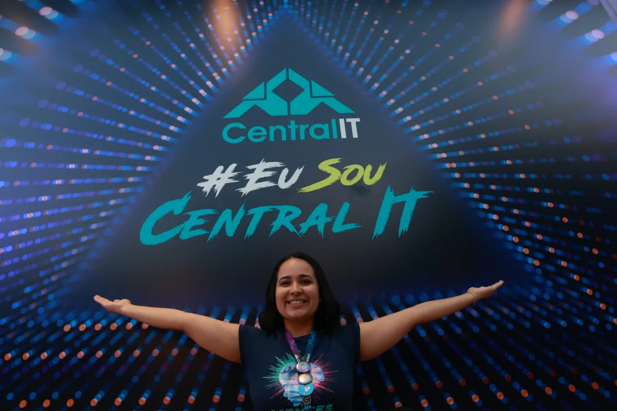 Central IT team member with open arms under the #EuSouCentralIT sign